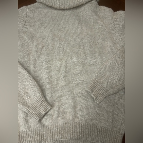 Betty HANSON Elegant Beige Turtleneck Sweater
40% mink 50% lambswool 10% nylon - Picture 3 of 9